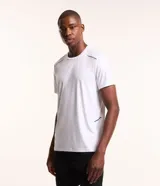 Remera deportiva gris con cuello redondo, mangas cortas, estampa heat print y detalle en los hombros. Confeccionada en tejido de malla con tecnología Dry.