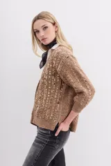 Cardigan celeste de tejido de punto con lentejuelas en el frente, calce relajado y mangas largas. Tejido con terminaciones en punto rib.