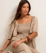 Vestido long midi con escote cuadrado, manga corta, detalle de elástico en el busto y bajo con recorte.