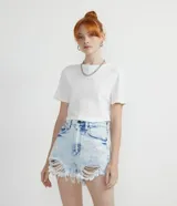 Blusa blanca de viscosa texturizada, con cuello redondo, manga corta y corte frontal vertical.