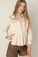 Camisa verde militar de cuero ovino italiano, hecha a mano en Uruguay. Sin forro, con broches en frente y puños, bolsillos a los costados.