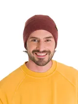 Gorro de lana amarillo con logo negro en el lateral.