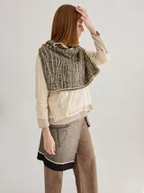 Buzo de punto color beige con diseño geométrico en negro. Incluye cuello alto y falda cruzada a juego.