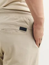 Bermuda de gabardina color gris oscuro, corte recto y largo a la rodilla.