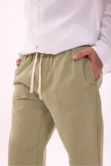 Pantalón de corte recto color beige con cintura ajustable con cordón.