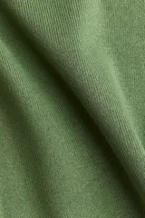 Remera verde de punto fino con cuello redondo y mangas cortas.