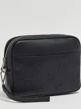 Neceser negro de cuero sintético con monograma CK grabado en relieve, cierre de cremallera, bolsillo exterior y asa de mano desmontable.