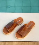 Chatas plateadas de cuero vacuno, con suela de goma y punta redonda. Producto de horma chica, se recomienda pedir un talle más.