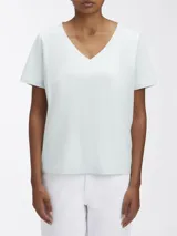Remera de algodón orgánico color celeste, con cuello en V y mangas cortas.