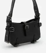 Bolso baguette pequeño de cuero sintético negro con solapas y hebillas decorativas. Cierre con cremallera y forro de poliéster.