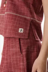 Musculosa azul con estampado a cuadros blancos, de lino.