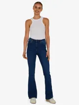 Pantalón de jean azul oscuro, de tiro alto y corte ajustado en la cadera y muslos, con bota acampanada. Cierre frontal con botón y cremallera.