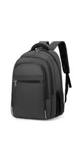 Mochila de color negro confeccionada en tafeta, con tres compartimentos principales con cierre, bolsillo frontal con cierre y bolsillos laterales de malla. Cuenta con compartimento interno para notebook, detalles reflectivos frontales y correas de hombro acolchadas.