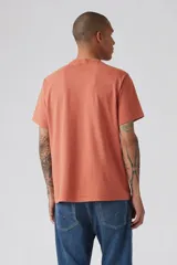 Remera color salmón de corte holgado con logo de Levi's estampado en el pecho.