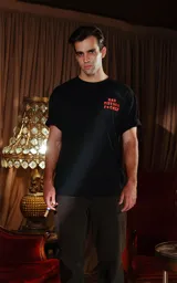 Remera negra de algodón con estampado frontal de la frase "Bad Mother F*cker" en color rojo.