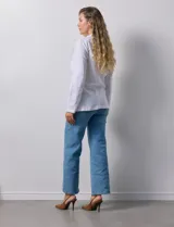 Blazer blanco de lino y rayón, marca Zac & Rachel. Tiene cuello con solapa, abertura central con botón, bolsillos delanteros y corte clásico.
