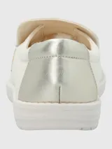 Zapatillas slip on beige de tela, con suela de goma blanca.