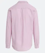 Camisa celeste de lino con cuello camisero, abotonadura frontal y mangas largas.