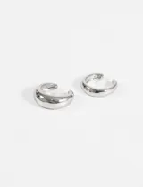Set de dos aros earcuff dorados con forma de letra C.