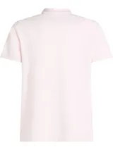 Chomba Tommy Hilfiger de corte regular color rosa claro, con cuello clásico, tapeta de dos botones y logo bordado en el pecho. Confeccionada en algodón orgánico y elastano.