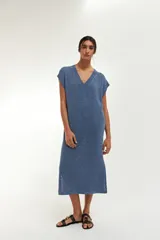 Vestido midi tejido de punto calado color azul con escote en V y sin mangas.