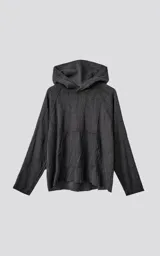 Hoodie negro de lanilla con textura, calce oversize crop y costuras expuestas.