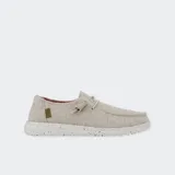 Zapatos cómodos color beige con texturización y suela blanca de goma, diseño ligero y relajado.