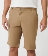 Bermuda masculina de sarga color rosado, con corte recto y bolsillos laterales.