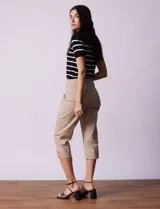 Pantalón capri color beige de gabardina elastizada, marca Ruby Rd. Delantera con bolsillos simulados, trasera con bolsillos aplicados. Pretina ancha, corte recto y terminación de ruedo con detalle calado.
