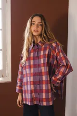 Camisa a cuadros color lila, naranja y rosa, de corte holgado, manga larga y cuello camisero.