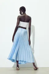 Falda midi plisada celeste con cintura elástica.