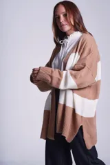 Saco de punto largo con diseño a rayas anchas en tonos camel y crudo. De corte relajado y mangas amplias.