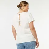 Camiseta blanca de algodón de manga corta con cuello redondo.