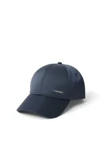 Gorra de béisbol color azul marino, confeccionada en tejido satinado liso. Presenta visera curva y un pequeño herraje metálico rectangular con el logo de Calvin Klein en el frente.