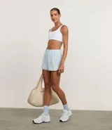Bermuda deportiva femenina modelo runner, color celeste claro, con cintura elástica y holgada.