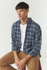 Camisa de viyela a cuadros rojos y azules, corte regular y logo bordado.