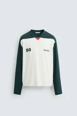Camiseta de manga larga con cuello redondo, diseño color block en blanco y verde oscuro, con el número 80 y la inscripción 'Saint Frederic' bordados en el frente.
