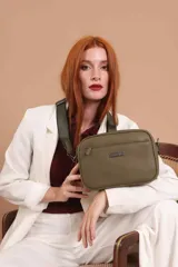 Bandolera color mostaza de simil cuero, con tres cierres principales, cierre delantero y bolsillo trasero. Incluye correa ajustable.