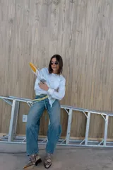 Remera blanca de manga larga.