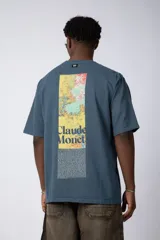 Remera negra de corte oversize con estampado en el pecho que reinterpreta la obra de Claude Monet.