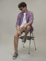 Camisa celeste a cuadros blancos, de manga larga y corte recto.