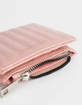 Billetera pequeña color rosa con textura acolchada y pespuntes verticales. Tiene cierre superior y broche con botón para cerrar.