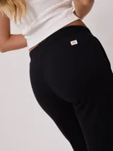 Pantalón deportivo tipo jogging color negro, confeccionado en 60% algodón y 40% poliéster, con cintura elástica ajustable con cordón, bolsillos laterales y puños ajustados con cierre en los tobillos.