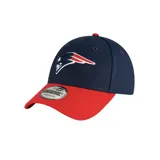 Gorra New Era azul con visera curva roja y logo de los New England Patriots bordado en el frente.