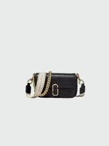 Bolso bandolera mini Marc Jacobs de cuero negro con cierre dorado y correa de tela con logo de la marca.