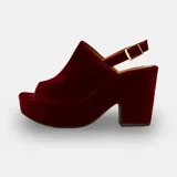 Sandalias de terciopelo color bordeaux, con plataforma y tacón cuadrado. Presentan una tira ancha sobre los dedos y una correa ajustable al tobillo con hebilla dorada.
