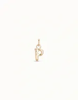 Charm unisex en forma de letra P, fabricado a mano en España con metal bañado en plata.