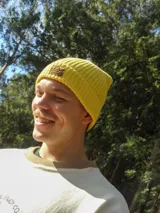 Gorro de lana celeste tejido en punto con dobladillo y parche de cuero con logo en el frente.