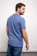 Remera polo de piqué color blanco, de corte clásico.