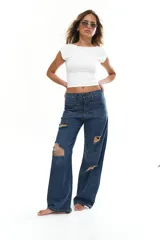 Pantalón de jean azul oscuro de corte recto, con roturas y bolsillos delanteros.